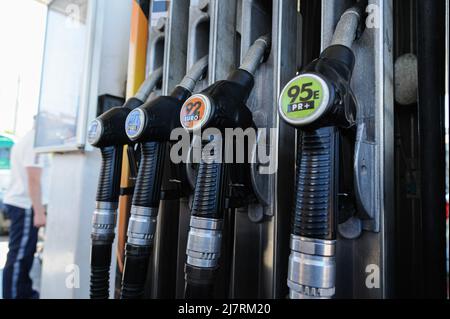 Lviv, Ukraine. 10.. Mai 2022. Benzinpumpen, die`s einer Tankstelle gesehen werden, während das Land über Kraftstoffengpässe während der russischen Invasion berichtet. Russland marschierte am 24. Februar 2022 in die Ukraine ein und löste damit den größten militärischen Angriff in Europa seit dem Zweiten Weltkrieg aus Kredit: SOPA Images Limited/Alamy Live Nachrichten Stockfoto